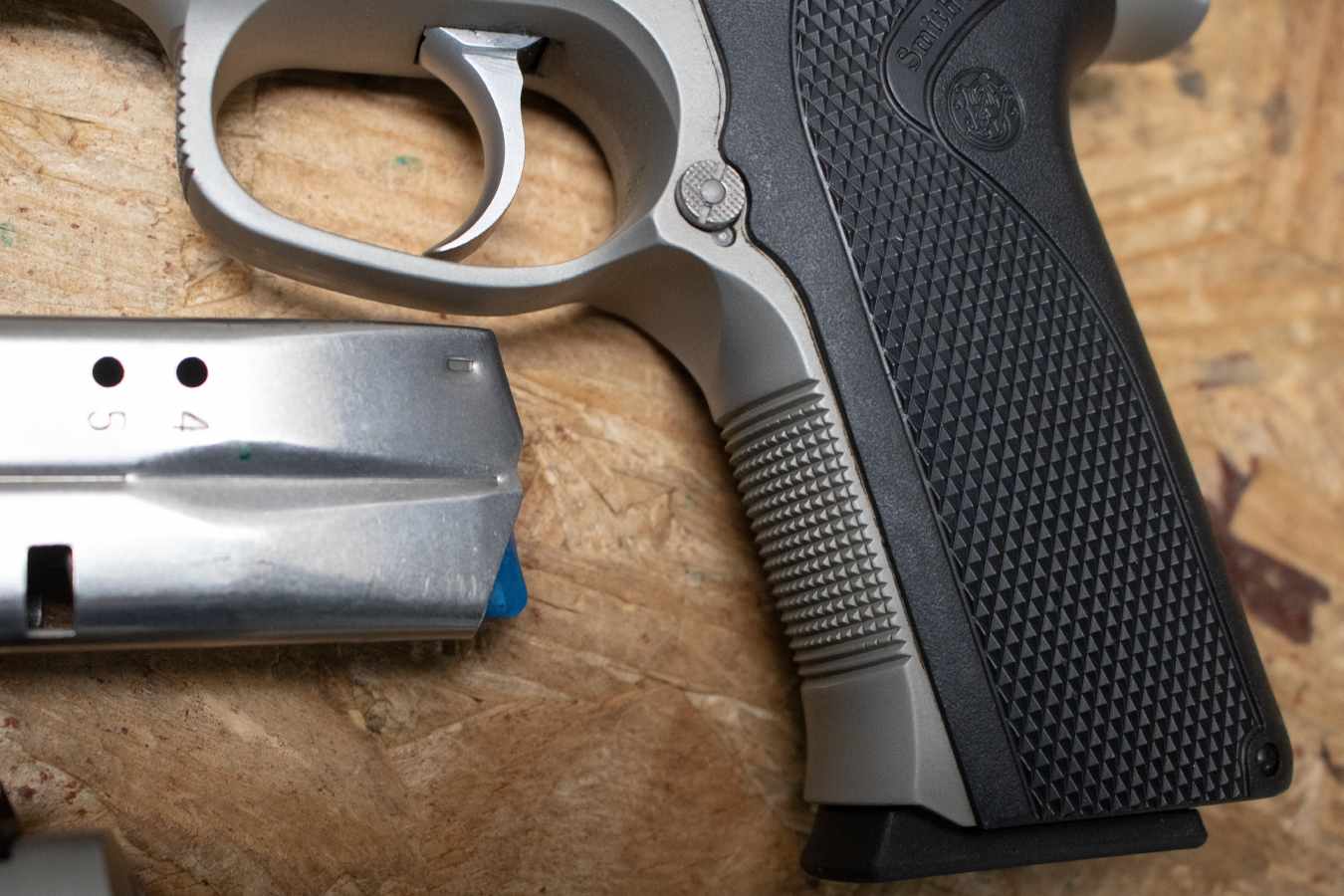 SMITH AND WESSON 4043 40 S&W Police Trade-In Pistols (Good Condition)